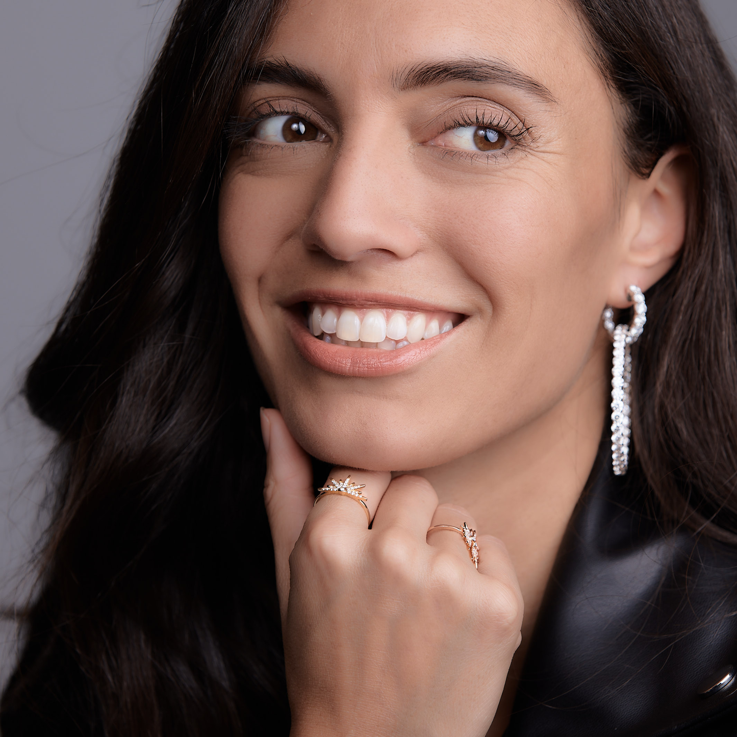 Woman wearing the Oliver Heemeyer Eremia diamond ring made of 18k rose gold. Different perspective.