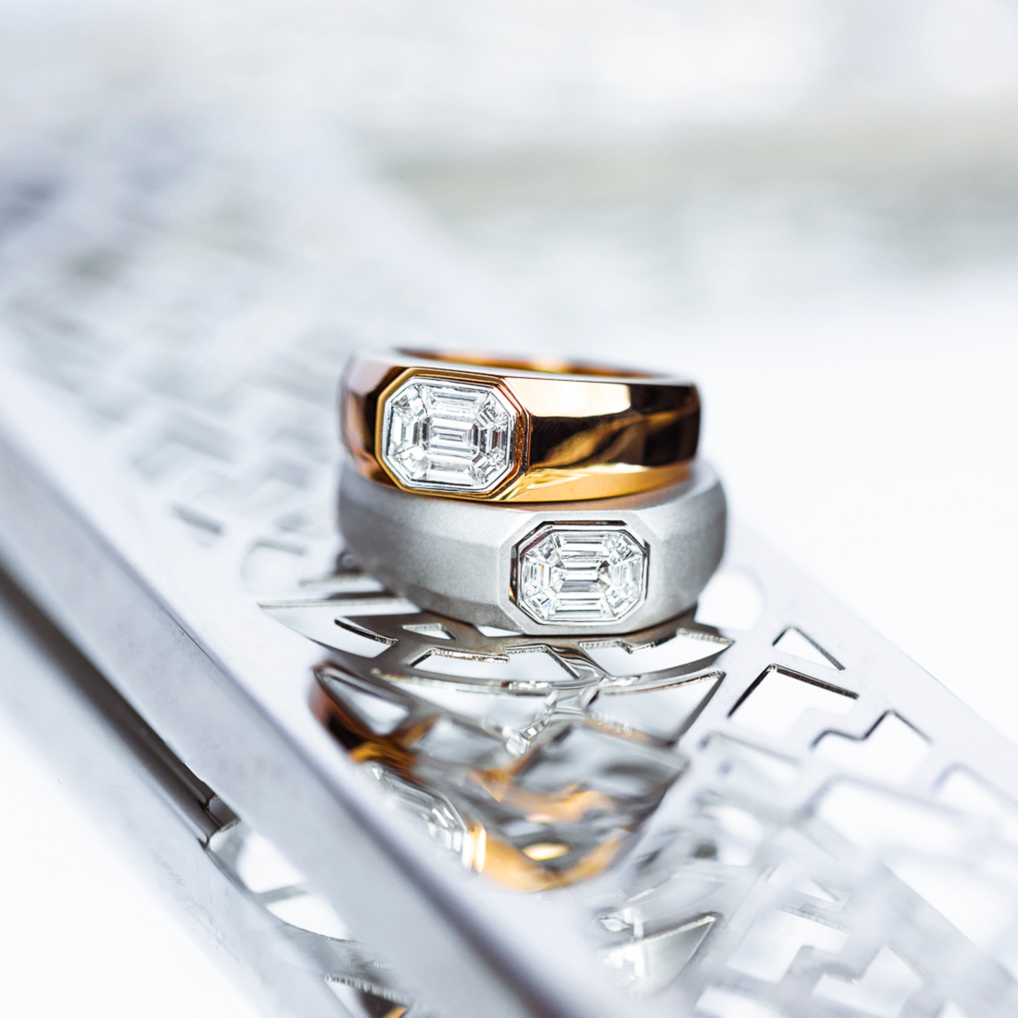 Oliver Heemeyer Mael men´s diamond ring made of 18k rose gold. Different perspective.