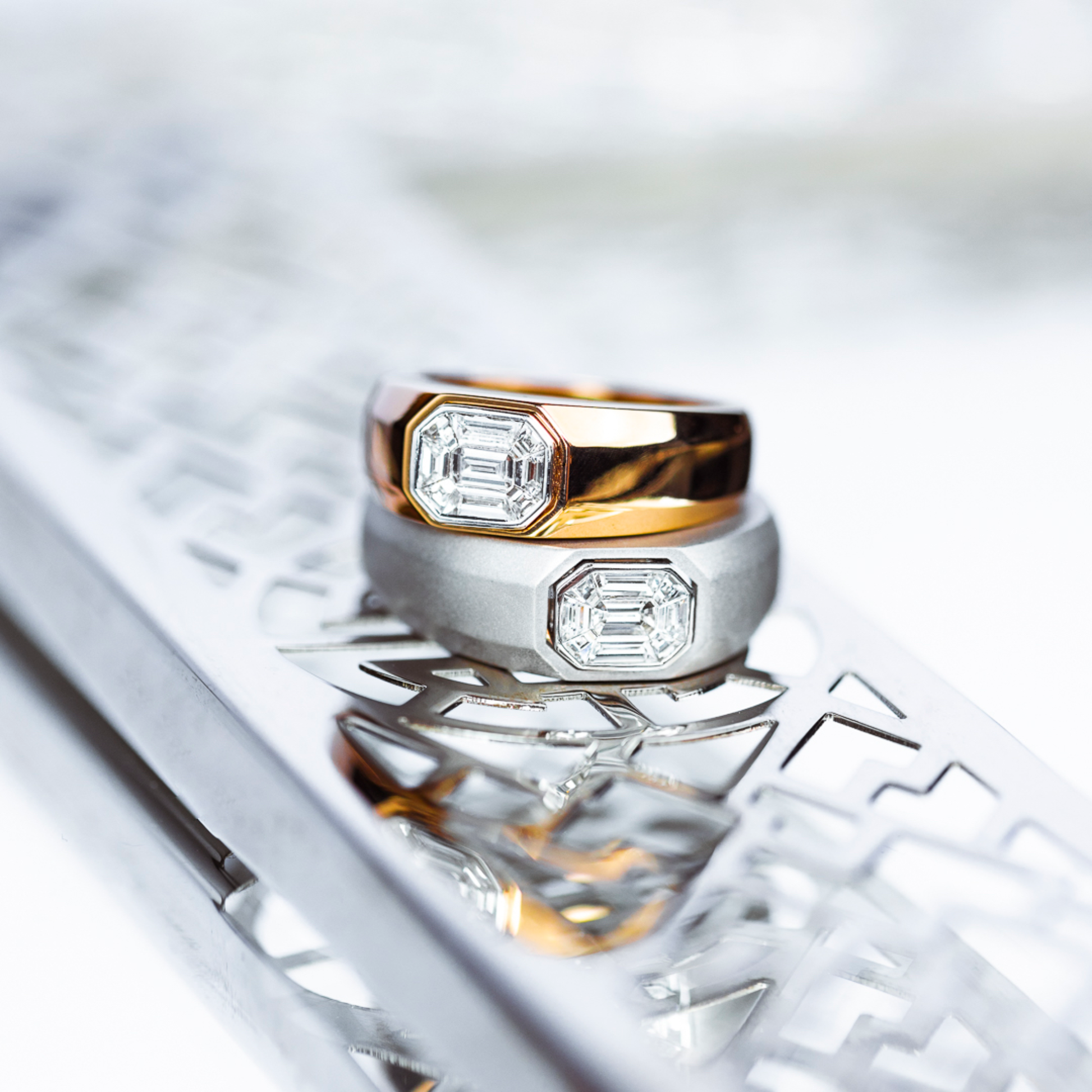 Oliver Heemeyer Mael men´s diamond ring made of 18k rose gold. Different perspective.
